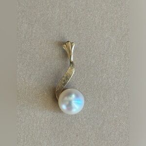 14k pearl pendant